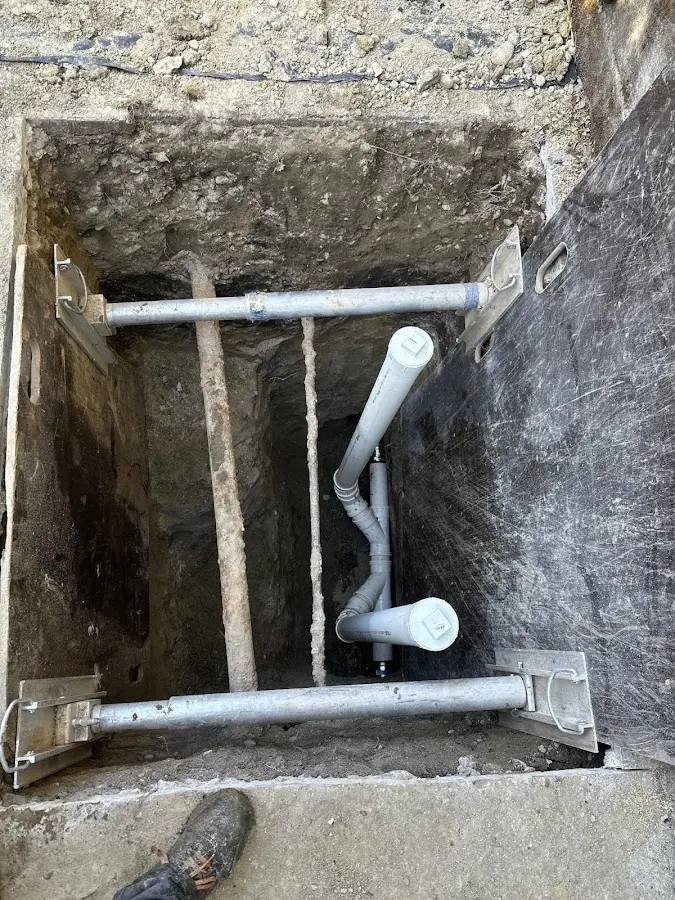 Experienced plumber completing Drain Cleaning work in San Lorenzo